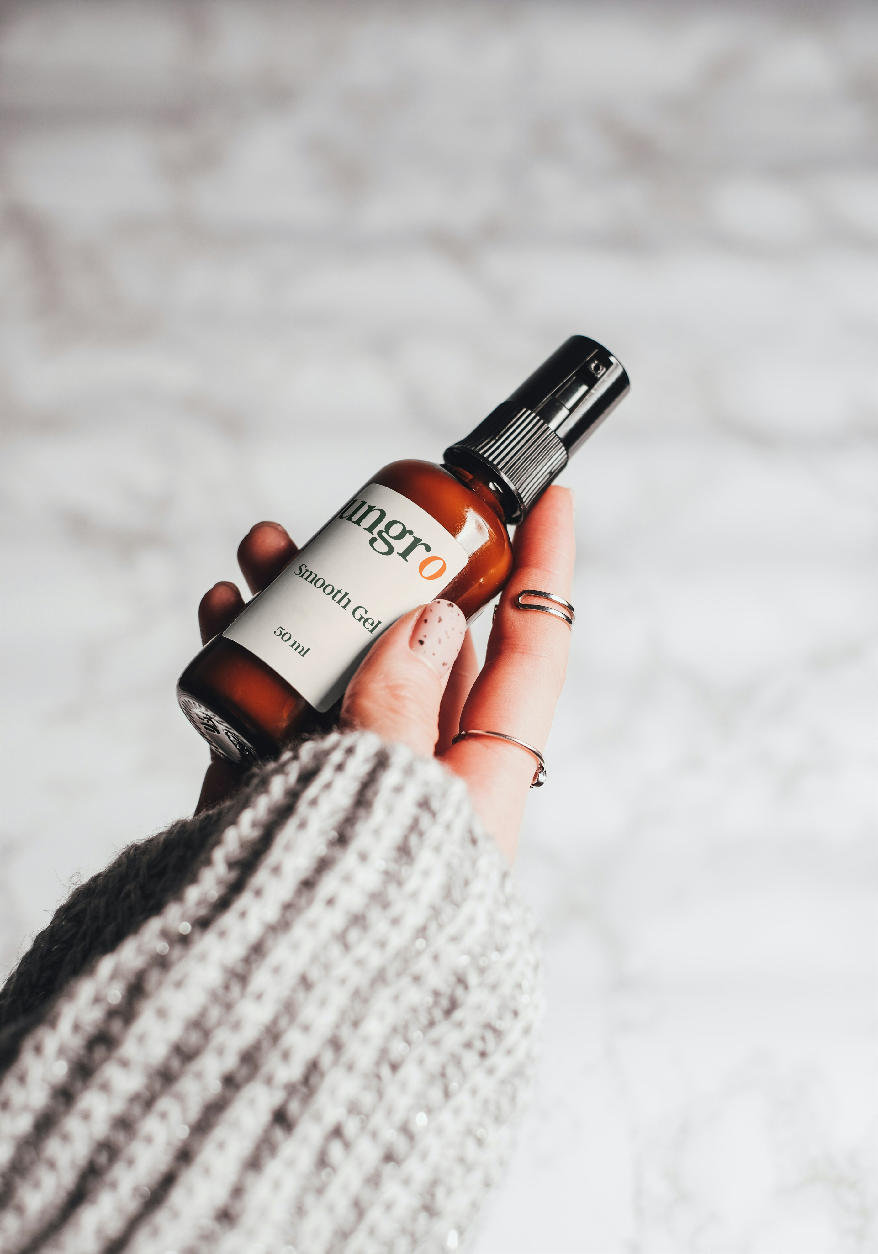 ungro Smooth Gel, 50 ml bottle with a cream label, held in one hand