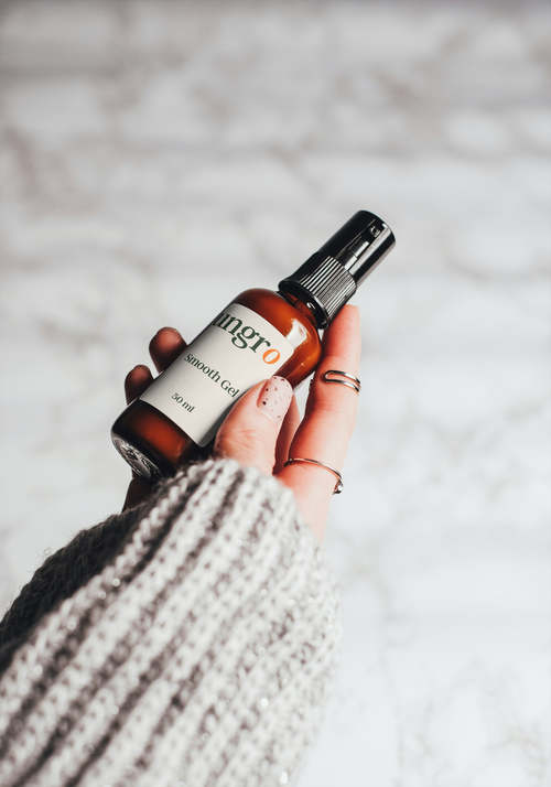 ungro Smooth Gel, 50 ml bottle with a cream label, held in one hand